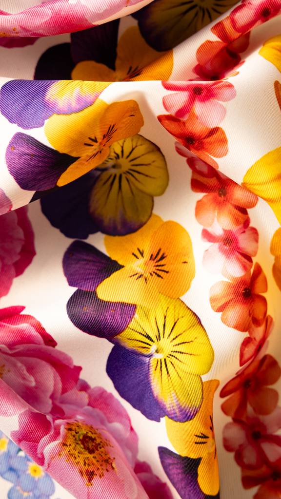 Pretty As a Picture Knot Wrap - 70 cm x 70 cm